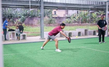 perbedaan padel dengan tenis