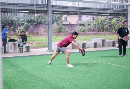perbedaan padel dengan tenis
