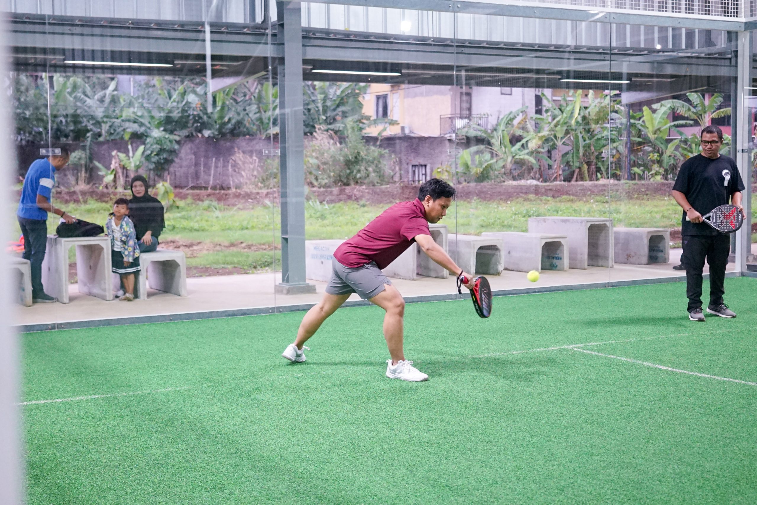 perbedaan padel dengan tenis
